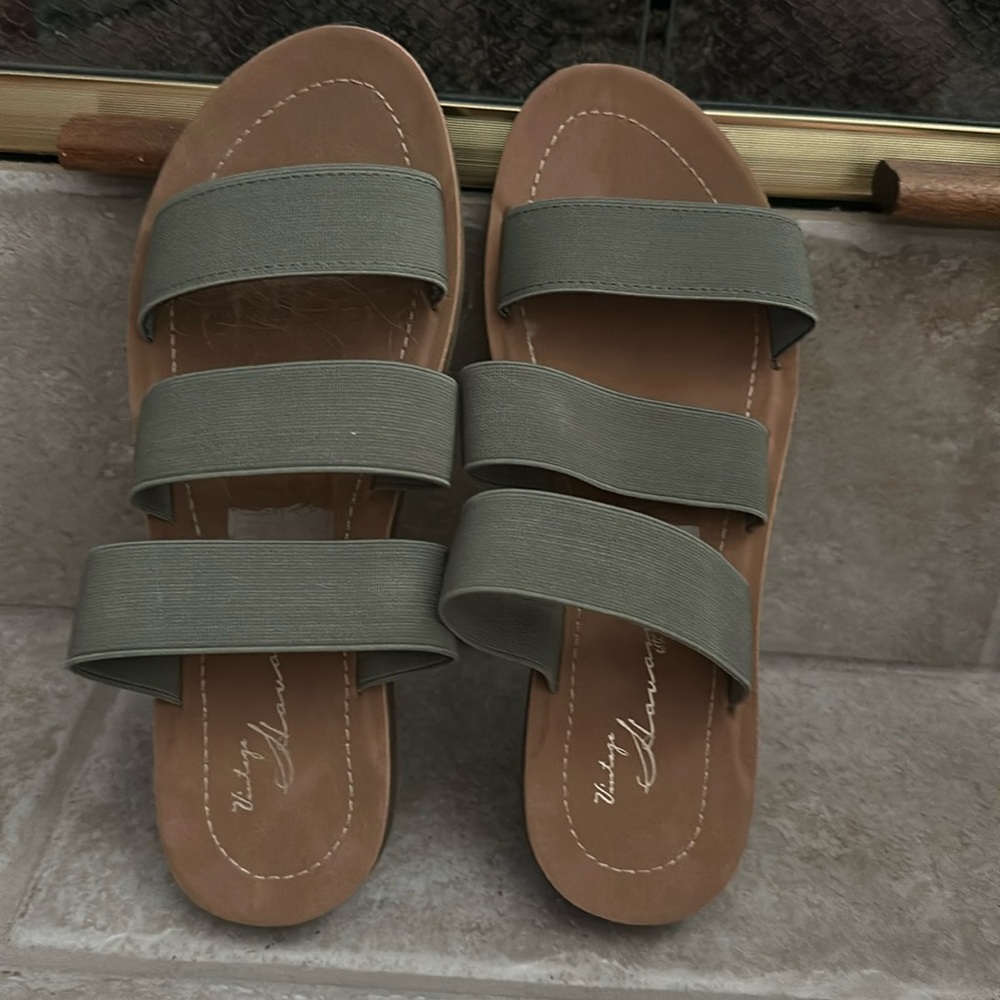 Vintage Havanas  green slide sandal size 7